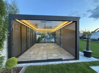 Pergola lamelowa 6,4 x 4m. Refleksole 2 sztuki, 2 ściany szyb przesuwnych, 2 promienniki ciepła. Oświetlenie LED