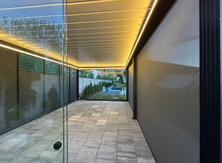 Pergola lamelowa 6,4 x 4m. Refleksole 2 sztuki, 2 ściany szyb przesuwnych, 2 promienniki ciepła. Oświetlenie LED