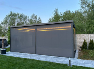 Pergola lamelowa 6,4 x 4m. Refleksole 2 sztuki, 2 ściany szyb przesuwnych, 2 promienniki ciepła. Oświetlenie LED