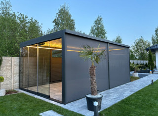 Pergola lamelowa 6,4 x 4m. Refleksole 2 sztuki, 2 ściany szyb przesuwnych, 2 promienniki ciepła. Oświetlenie LED