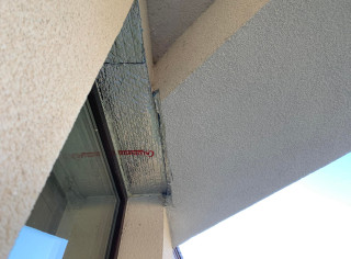 Wycinka styropianu oraz docieplenie nadproży okiennych przed montażem rolet aluminiowych