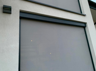 Refleksola ZIIIP 120 w kolorze RAL 7016 z szarą tkaniną screen. Sterowanie Somfy na pilota.